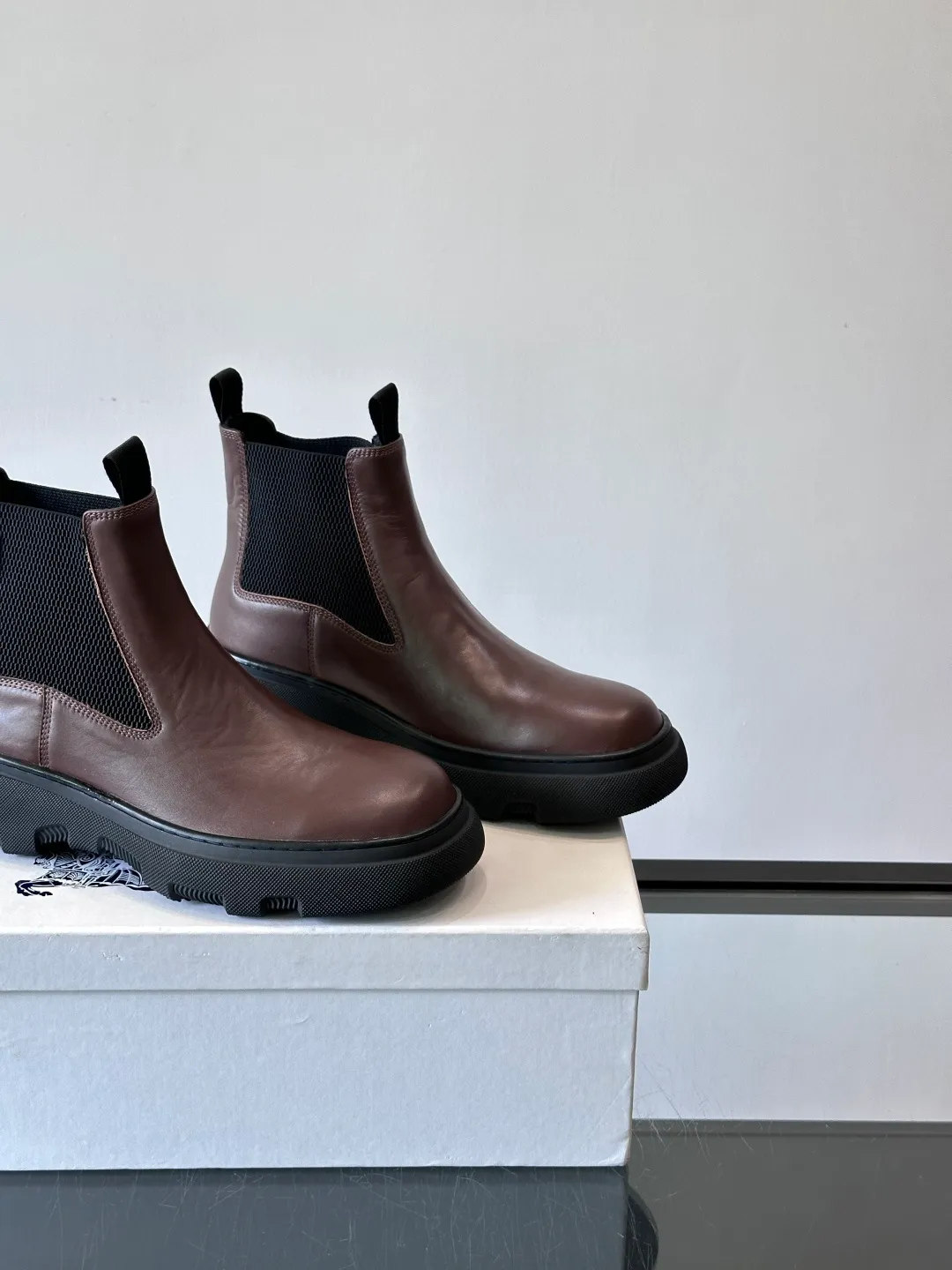 [Burberry] Top P: 920💰 Size: 39-44 (45. Customized) Burberry Matrix shoes👟Burberry autumn and winter men's high-top Chelsea boots, made with heavy industry! The upper is made of imported cowhide, with a slip-on design, classic plaid elastic straps, fine leather, and full of details. It is equipped with a classic and durable rubber thick sole, which increases the length of the legs. The cowhide lining is comfortable and breathable. It is easy to wear and fashionable, business and leisure, full of exquisite Italian style, and has a great look!